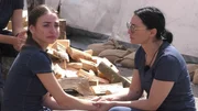 Mimi Fiedler (r.) ermutigt Ekaterina ihre Geschichte zu erzählen.
