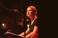 Schauspielerin Birgit Minichmayr bei der Lesung zu Max Richters Werk „"Voices"“ in der Elbphilharmonie Hamburg