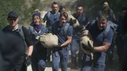 V.l.: Felix Köster, Jasmin Tawil, Eric Stehfest, Marvin Linke, Osan Yaran, Hardy Krüger Jr. Die Gruppe beweist bei der physischen Herausforderung Teamwork. Coach Felix Köster steht motivierend zur Seite.