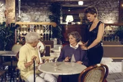 Die "Katakomben" sind nicht gut besucht. Oma Drombusch (Grete Wurm, M.) und Frau Werbelhoff (Jane Tilden, l.) und sie sind die einzigen Gäste, die Marion (Susanne Schäfer, r.) bewirtet.
