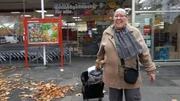 Astrid lebt allein von Sozialleistungen in Leverkusen-Steinbüchel. Sie möchte endlich ihre Liebe des Lebens finden und meldet sich bei einer Online-Dating Plattform an.