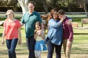 Meg Donnelly (Taylor Otto), Diedrich Bader (Greg Otto), Julia Butters (Anna-Kat Otto), Katy Mixon (Katie Otto), Daniel DiMaggio (Oliver Otto).