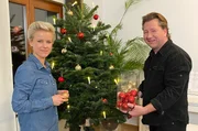 Ehefrau Belinda assistiert ihrem Mann Claudius Dreilich und schmückt zusammen mit ihm den Weihnachtsbaum