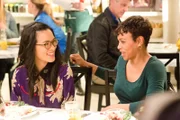 Doris (Ali Wong, l.); Angela (Carly Hughes, r.)