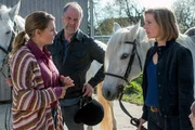 Heide Maack (Luise Bähr, l.) hat Angst vor dem Unbekannten. Müssen Oskar Schütz (Marek Erhardt, M.) und Lena Testorp (Anna von Haebler, r.) ihr Polizeischutz geben?