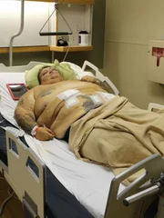 Lee post surgery, recovering in hospital.
