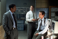 Die ermittelnden Beamten Detective Nick Ruskin (Cary Elwes, r.) und Kyle Craig (Jay O. Sanders, M.) unterstützen Alex' (Morgan Freeman, l.) verzweifelte Suche nach dem Entführer nur mit geringem Einsatz ...