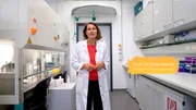 Wie schützt sich unser Körper gegen gefährliche Bakterien oder Viren? Mit seinem Immunsystem. Das besteht aus vielen verschiedenen Zellen und Organen, die dabei helfen, die Eindringlinge zu bekämpfen. Die Biologin Prof. Dr. Katja Hanack von der Universität Potsdam zeigt, wie die Immunabwehr funktioniert und welche Zellen in unserem Körper gegen Bakterien und Viren vorgehen. - Dr. Katja Hanack, Professorin für Immuntechnologie an der Universität Potsdam.