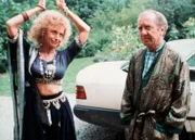 Elisabeth Schneck (Ilse Neubauer) war in Indien im Urlaub und demonstriert ihrem Mann Paul (Hans Clarin) ihre neue Garderobe.