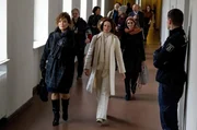 Für das Verfahren um ihr Enthüllungsbuch engagiert Sabine Leuken (Muriel Baumeister, li.) die besten: Leo Roth (Lavinia Wilson, Mitte) und Elena Caspari (Maryam Zaree, re.).