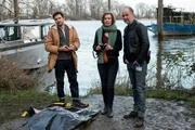 Max Nordmann (Garry Fischmann, l.), Lena Testorp (Anna von Haebler, M.) und Oskar Schütz (Marek Erhardt, r.) am Leichenfundort. Der Tote war scheinbar ein Fahrradkurier. Aber wo ist das Fahrrad?