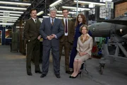 L-R: WILLIAM HOUSTON als Richard Broom, MARTIN JARVIS als Henry Broom, JAMES NORTHCOTE als Johnny Broom, ROSALING HALSTEAD als Estella Broom und JENNY SEAGROVE as Nora Broom.