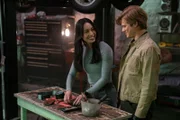 Desi Nguyen (Levy Tran, l.) und Angus MacGyver (Lucas Till, r.)