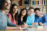 Lächelnd Gruppe von Studenten in einer Bibliothek