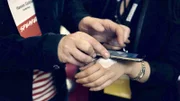 Chip-Implantat-Enthusiast Hannes Sjoblad testet die Kommunikation zwischen Smartphone und Chip-Implantat in der Hand