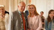 Gundula (Andrea Sawatzki, r.) und Gerald (Axel Milberg, l.) feiern die Hochzeit ihres Sohnes Rolfi. Alles geht schief. Gundula (Andrea Sawatzki, r.) und Gerald (Axel Milberg, l.) feiern die Hochzeit ihres Sohnes Rolfi. Alles geht schief.