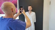 Dr. Dr. Dorow macht Bild von Jan vor der OP.