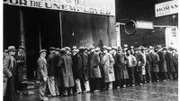 Arbeitslose Männer stehen im Februar 1931 Schlange vor einer von Al Capone geöffneten Suppenküche in der South State Street 935 in Chicago während der großen Depression in den USA.