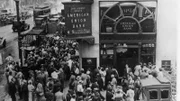 Menschenmenge beim Ansturm auf die New Yorker "American Union Bank" zu Beginn der großen Depression 1929 in den USA.