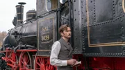 Als sich ein kleiner Junge an Bord des Zuges schwer verletzt, bewahrt Phileas Fogg (David Tennant) kühlen Kopf und navigiert den Zug über eine schwer beschädigte Brücke, um das nächste Krankenhaus zu erreichen. Als sich ein kleiner Junge an Bord des Zuges schwer verletzt, bewahrt Phileas Fogg (David Tennant) kühlen Kopf und navigiert den Zug über eine schwer beschädigte Brücke, um das nächste Krankenhaus zu erreichen.