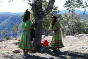 Zwei Mädchen in traditioneller Kleidung in der Region Tumarahumara in Mexiko