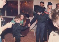 Leaving Neverland Michael Jackson trifft sein mutmassliches Opfer: Wade Robson (Mittelgrund links), Michael Jackson (Mittelgrund rechts)  Copyright: SRF/Wade Robson archive/Amos Pictures