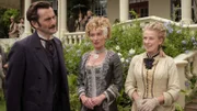 Auf einer Gartenparty, die die Frau des britischen Gouverneurs von Hongkong, Lady Clemency (Victoria Smurfit, M.), Fogg zu Ehren veranstaltet, steht Phileas Fogg (David Tennant, l.) im Zentrum vor allem des weiblichen Interesses. Auf einer Gartenparty, die die Frau des britischen Gouverneurs von Hongkong, Lady Clemency (Victoria Smurfit, M.), Fogg zu Ehren veranstaltet, steht Phileas Fogg (David Tennant, l.) im Zentrum vor allem des weiblichen Interesses.