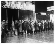 Arbeitslose Männer stehen im Februar 1931 Schlange vor einer von Al Capone geöffneten Suppenküche in der South State Street 935 in Chicago während der großen Depression in den USA.