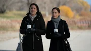 L-R: Diane Evans (Nicola Correia-Damude) und Joanna Hanley (Kristin Kreuk)