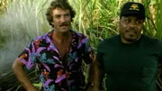 Magnum (Tom Selleck, li.) und T.C. (Roger E. Mosley) suchen nach Makua, ein hawaiischer Medizinmann, der den Club von Rick mit einem Zauberfluch belegt hat.