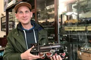 Die Aura alter Blech-Eisenbahnen und Puppen weckt die Sehnsucht nach einer heilen Welt. Mindestens zu Weihnachten wurden die schönsten Stücke vom Dachboden geholt und ergänzt. Nichts kam weg. Darum schlummert auch heute noch vieles in Museen und bei privaten Sammlern. Einige dieser Menschen lernen wir näher kennen. Was sie eint, ist ungetrübte kindliche Leidenschaft. - Daniel Fleischhacker sammelt Blech-Eisenbahnen.