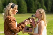 L-R: Bianca (Nina Proll), Selina (Lisa Sexl)