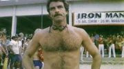 Magnum (Tom Selleck) ist verärgert. Er muß bei der Suche nach einem verschwundenen Bräutigam auch an einem Iron-Man-Wettbewerb teilnehmen: 5 Meilen schwimmen, 26 Meilen laufen und 100 Meilen Fahrrad fahren.