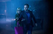 Agatha Raisin (Ashley Jensen) und James Lacey (Jamie Glover) suchen nachts im Geisterhaus "Ivy Hall" nach dem Ursprung des Spuks.
