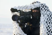 Hans Schweiger gut getarnt, der Eisfuchs schlief vor seiner Kamera ein.