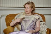 Clarissa von Straaten (Jasmin Schwiers) ist seit Kindertagen Ottilies beste Freundin und genau wie sie eine starke und selbstbewusste Frau.