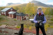 Ylva Sarri vor ihrem Haus in Nikkaluokta in der Sami-Gemeinde Girjas