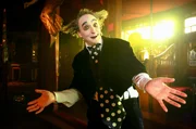 Er hat zwar keine rote Nase, doch ein Clown zu sein, bedeutet mehr: Das stellt Housch-ma-Housch in seinen kleinen amüsanten Geschichten unter Beweis, indem er sein Allround-Talent nur einem unterordnet - der Kunst, andere zum Lachen zu bringen.