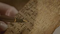 Im östlichen Mittelmeer entstehen in der Bronzezeit einige der größten Kulturen der Weltgeschichte. Archäologische Befunde deuten auf Einfälle vom Meer durch Plünderer hin, die "Seevölker" genannt wurden, und ganze Städte dem Erdboden gleichmachten. Kleine Tontäfelchen mit Keilschrift bringen die Archäologen auf die Spur der Seevölker. Im östlichen Mittelmeer entstehen in der Bronzezeit einige der größten Kulturen der Weltgeschichte. Archäologische Befunde deuten auf Einfälle vom Meer durch Plünderer hin, die "Seevölker" genannt wurden, und ganze Städte dem Erdboden gleichmachten. Kleine Tontäfelchen mit Keilschrift bringen die Archäologen auf die Spur der Seevölker.