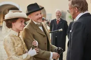 Direktor Winkler (Zdeněk Pecháček, re.) empfängt seine neuen Vorgesetzten. Alexander Graf zu Castell-Rüdenhausen (Johannes Zirner, l.) steigt als Ehemann von Ottilie (Kristin Suckow) in das Unternehmen ein.
