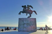 Bis heute ist Alexander der Große in Griechenland allgegenwärtig: Modernes Reiterstandbild an der Uferpromenade von Thessaloniki.