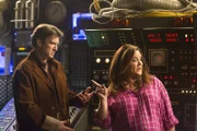 L-R: Nathan Fillion (Nathan Fillion) und Katie Otto (Katy Mixon)