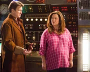 Nathan Fillion (Nathan Fillion), Katy Mixon (Katie Otto).