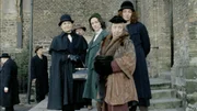 Vorne, l-r: Mathilde (Julie Ravix), Jean Larosière, Rose Villiers (Laurence Côte), Emilie Dubreuil (Françoise Bertin), Angélique (Corinne Masiero). Hinter, r.: Kommissar (Antoine Duléry)