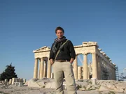 Presenter Dr. Michael Scott vor dem Parthenon-Tempel auf der Akropolis in Athen.