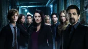 (13. Staffel) - Ein starkes Team, das jeden Serientäter zur Strecke bringt: Dr. Spencer Reid (Matthew Gray Gubler, l.), David Rossi (Joe Mantegna, r.), Jennifer 'JJ' Jareau (AJ Cook, 2.v.r.), Penelope Garcia (Kirsten Vangsness, 4.v.r.), Dr. Tara Lewis (Aisha Tyler, 2.v.l.), Luke Alvez (Adam Rodriguez, 3.v.r.), Emily Prentiss (Paget Brewster, 4.v.r.) und Matt Simmons (Daniel Henney, 3.v.r.)