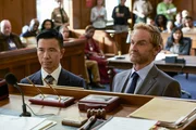 Thomas Choi (Reggie Lee, l.); Adam Pryce (Jere Burns, r.)
