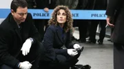 Die Detectives Mac Taylor (Gary Sinise) und Stella Bonasera (Melina Kanakaredes) haben es gleich mit zwei Morden zu tun. Was verbindet die beiden Fälle?