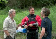 Nach seiner Rückkehr berichtet Steve Backshall (Mitte) von seiner Kajaktour auf dem Drangme Chu. George McGavin (links) und Gordon Buchanan hören gespannt zu.