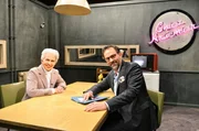 Chez Krömer - die Show von und mit Kurt Krömer und einigen Gästen, die nichts Besseres verdient haben. - Kurt Krömer und Marie Agnes Strack-Zimmermann am Tisch.